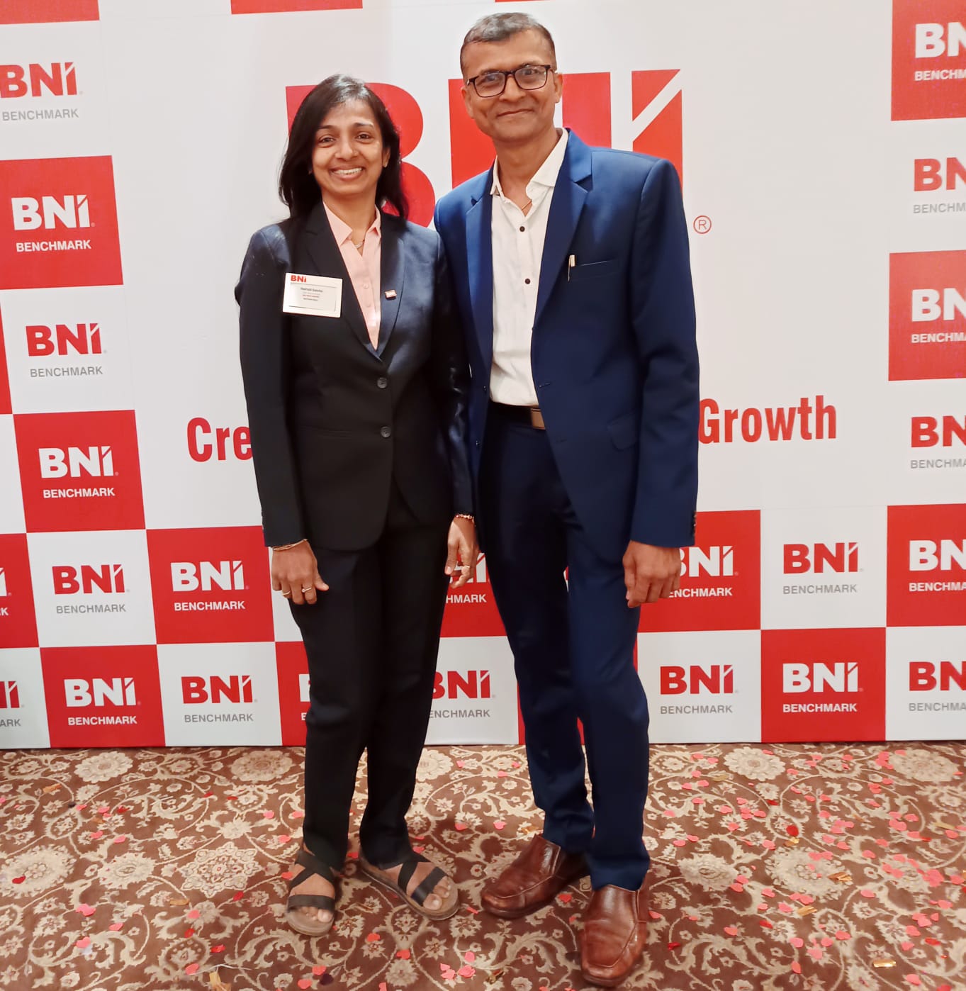 Trusted handshake between advisor and client – why choose the best insurance and mutual funds advisors in Mumbai